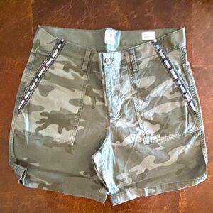Gap Women's Girlfriend Chino
Size 8 
Color camouflage